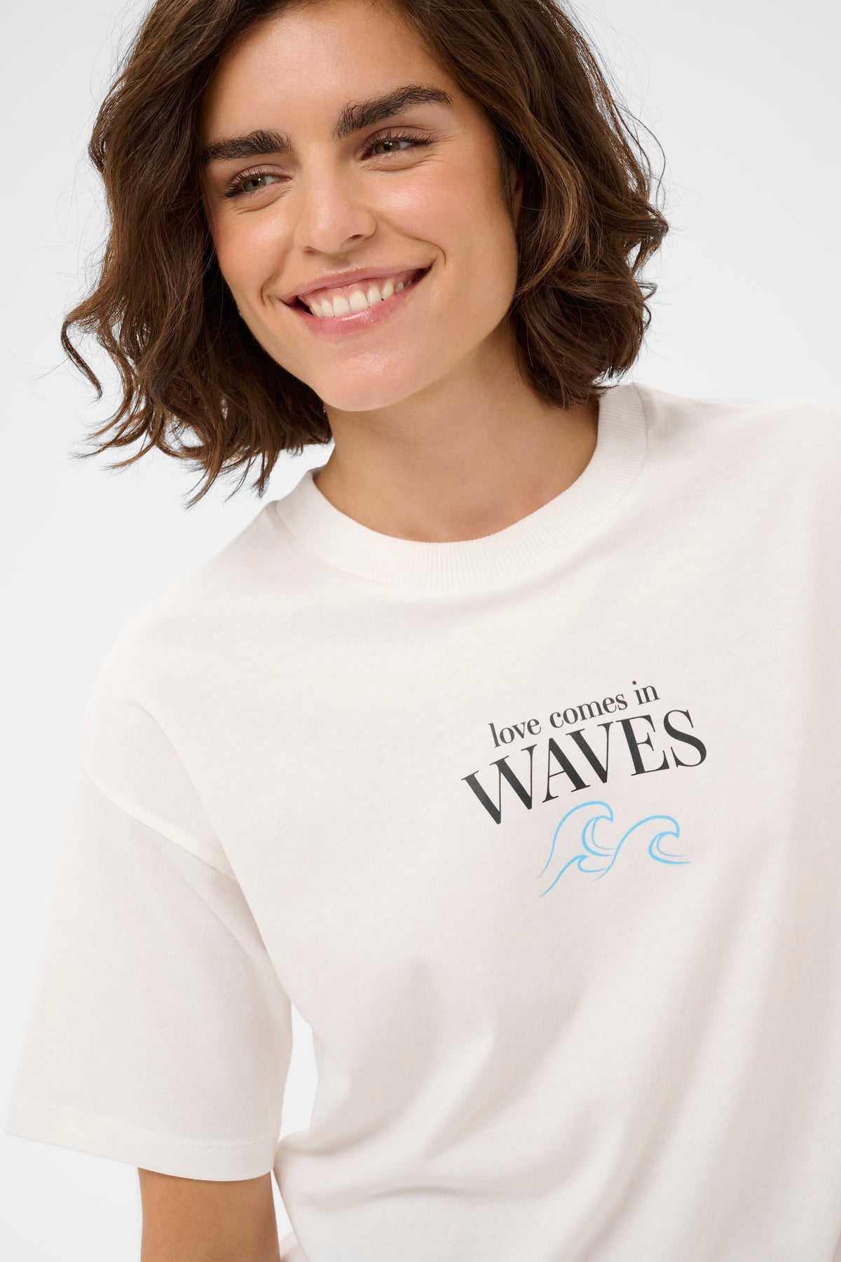 Kaffe Kakelly Chalk Oversized 'Love comes in Waves' Logo T-Shirt, 10511577