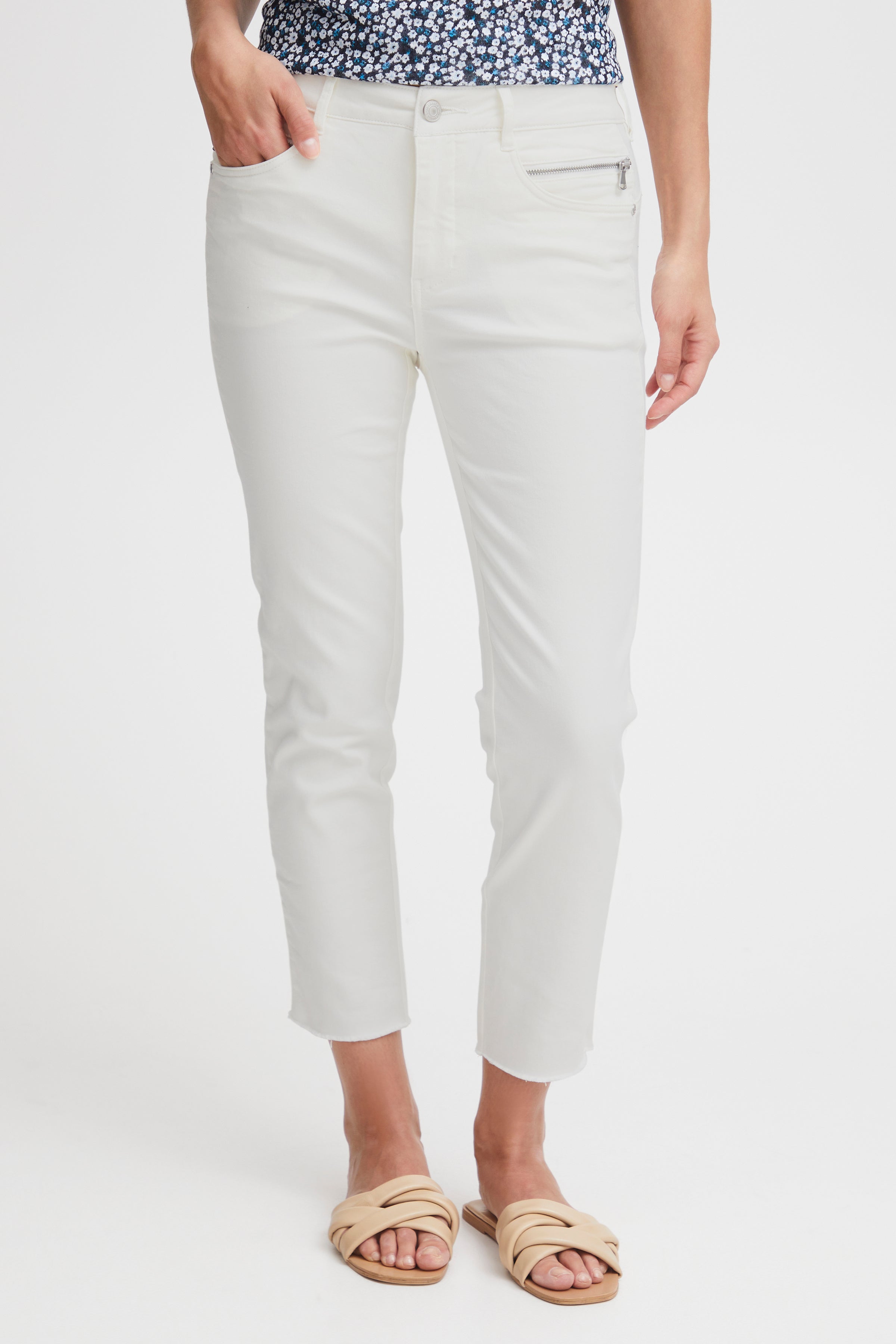 Ladies white hot sale cropped jeans