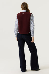 Garcia Rosewood Burgundy Reversible Teddy Fleece Gilet, V260295
