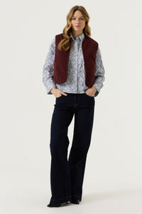 Garcia Rosewood Burgundy Reversible Teddy Fleece Gilet, V260295